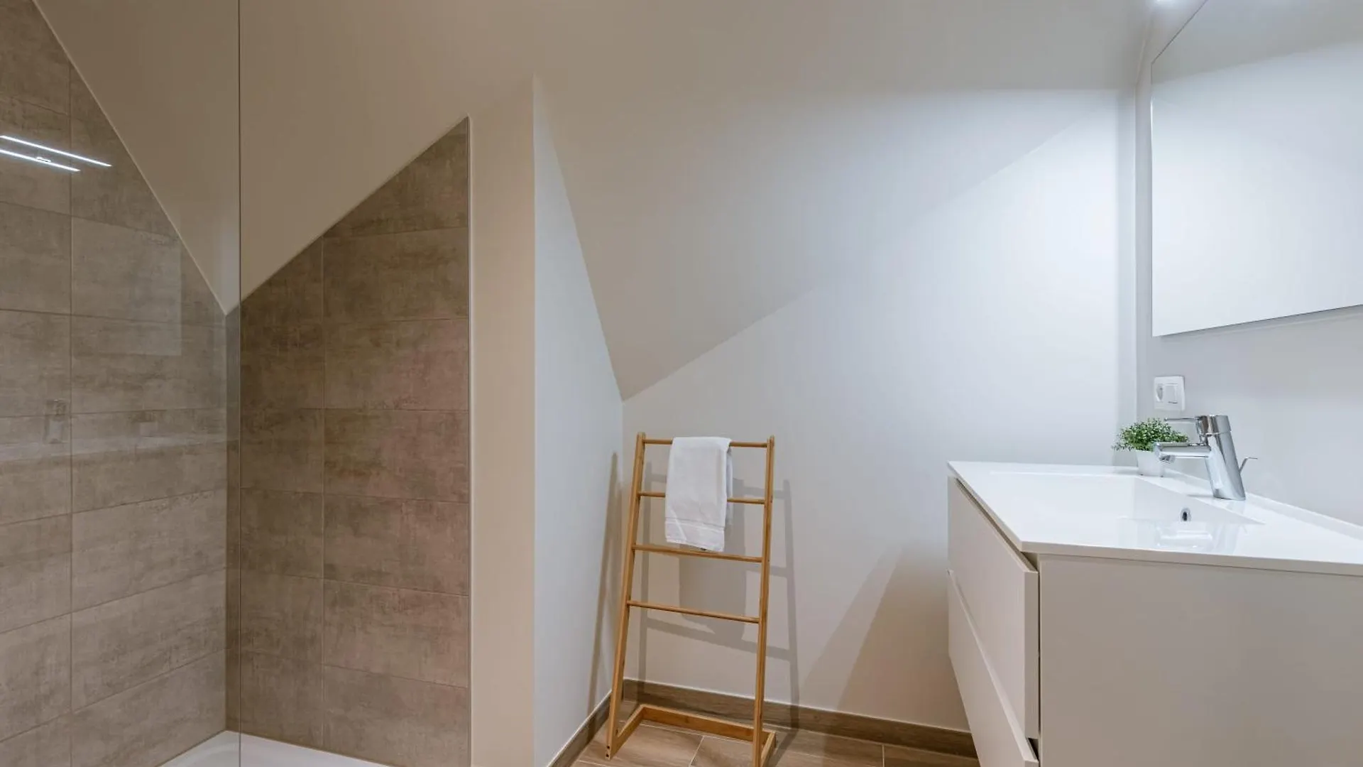 Huswell - Spacious Top-Floor Apartment With Private Parking Middelkerke